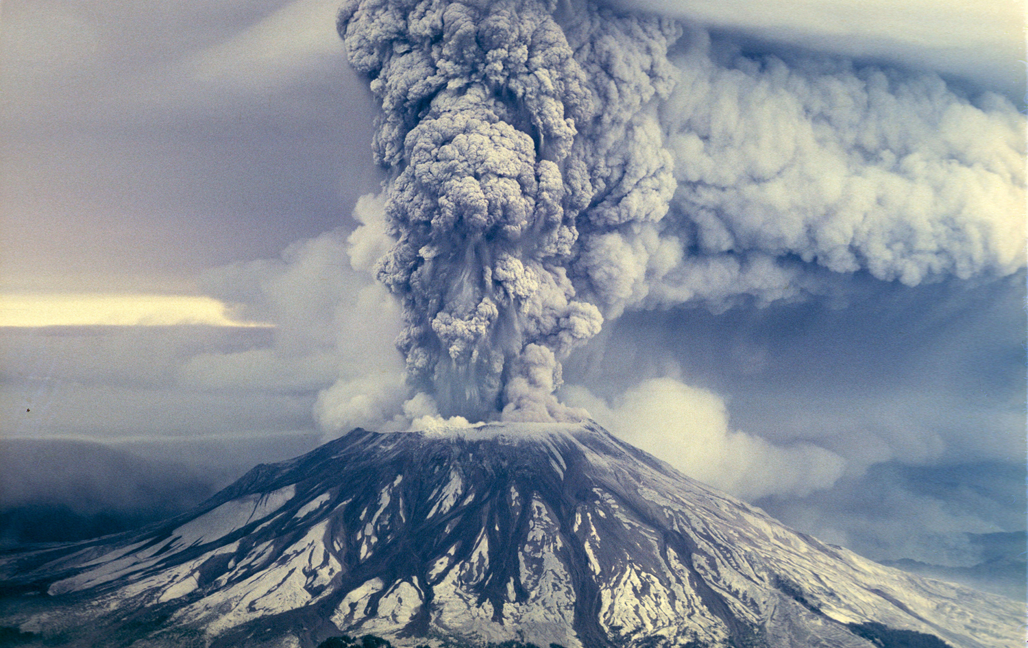 上图：1980年爆发的圣海伦火山（Mount St. Helens），位于美国西雅图附近。创造过程中的一「日」是一天还是一亿年，对于不受时间、空间限制的造物主来说，并没有两样。但许多科学证据都表明，地球、太阳系和宇宙的年龄并没有进化论者所假设的那么长，地质学家所倚赖的放射性测年法建立在许多假设的基础上，所以并不绝对可靠。1992年，有人从圣海伦火山口采集了一块英安岩（Dacite），分成5个样品送到波士顿地质年代（Geochron）实验室做钾氩分析。钾-氩测年法普遍适用于地质领域，其原理是钾-40会自发地衰变成氩-40，半衰期是13亿年。该测定法需要假设钾-40的半衰期恒定不变，起初岩石里没有任何氩-40，而且岩石形成后也没有钾-40或氩-40渗入或逸出。结果，同一块岩石的5个样品测定结果从34万到280万年不等。但实际上，这块岩石是1980-1986年火山几次爆发后形成的，年龄只有10年左右。这表明，根据放射性定年法所推测出来的地球年龄并不可靠。 目前一些科学家根据进化论的假设，计算出地球和太阳系的年龄大约是46亿年，宇宙的年龄大约是138亿年。但这些观点不断受到挑战，许多进化论者无法解释的证据表明，地球并没有人们想象的那么古老。例如： 1、星系旋转太快：银河系中的恒星以不同速度绕着银心快速旋转，靠近中心的比外围的转速更快。如果银河系已经有数十亿年之久，这样快的旋转速度会使恒星不再是现在的螺旋状分布，而是毫无规律的碟形排列。其它星系也有同样的现象。 2、彗星解体太快：根据进化理论，彗星应该与太阳系年龄一样。但每一次彗星接近太阳时，都会失去大量物质，最终完全蒸发。因此彗星存在的年限不会比10万年长多少，许多彗星的最大年龄只有1万年左右。 3、海床淤泥太少：每年陆地上约有250亿吨泥土和石块被水和风侵蚀，作为淤泥沉积在玄武岩海底，其中有10亿吨滑入大陆板块下。如果地球的年龄是46亿年、海洋年龄30亿年，按照目前的沉积速度，海底应该已经沉积了深达几十公里的淤泥，但目前海洋淤泥的平均深度不到400米。 4、海里钠元素含量太少：每年陆地上的河流将4.57亿吨钠元素带入海洋，最多有2.06亿吨会从海中流失，剩余的留在海水中。如果海水原来是淡的，按照最保守的累积速度，不到6200万年就会累积到现有的钠含量。 5、地球磁场衰减太快：从1835年至今的地球磁场测量数据显示，地球磁场强度每100年衰减5%。考古测量也发现，主后1000年地球磁场的强度比今天高40%。按此计算，地球磁场存在的时间只有1万年左右。 6、大气层中的氦气太少：地壳中的放射性元素在衰变时产生氦气，进入大气中，很少能逃出大气层。但是，今天大气层中只有46亿年里应该积累的氦气的0.05%。 7、银河系缺少古老的超新星：超新星就是激烈爆炸的巨大恒星，是宇宙中最明亮、巨大的天体之一，超新星爆炸后的遗迹（SNRs）能持续膨胀几百万年。科学家认为，银河系每25年就应该产生一颗超新星，因此，银河系目前应该存在大约12颗第一期的SNRs（年龄小于300年，约19%可以被观测到，即2颗），4800颗第二期的SNRs（年龄300-12万年，约47%可以被观测到，即2260颗），3万5千颗第三期的SNRs（年龄12万-600万年，约14%可以被观测到，即5000颗）。但天文学家并没有在银河系里观测到第三期的SNRs，只观测到5颗第一期的SNRs、200颗第二期的SNRs，如此计算出来的银河系年龄只有200/47%*25+300=1万1千年。