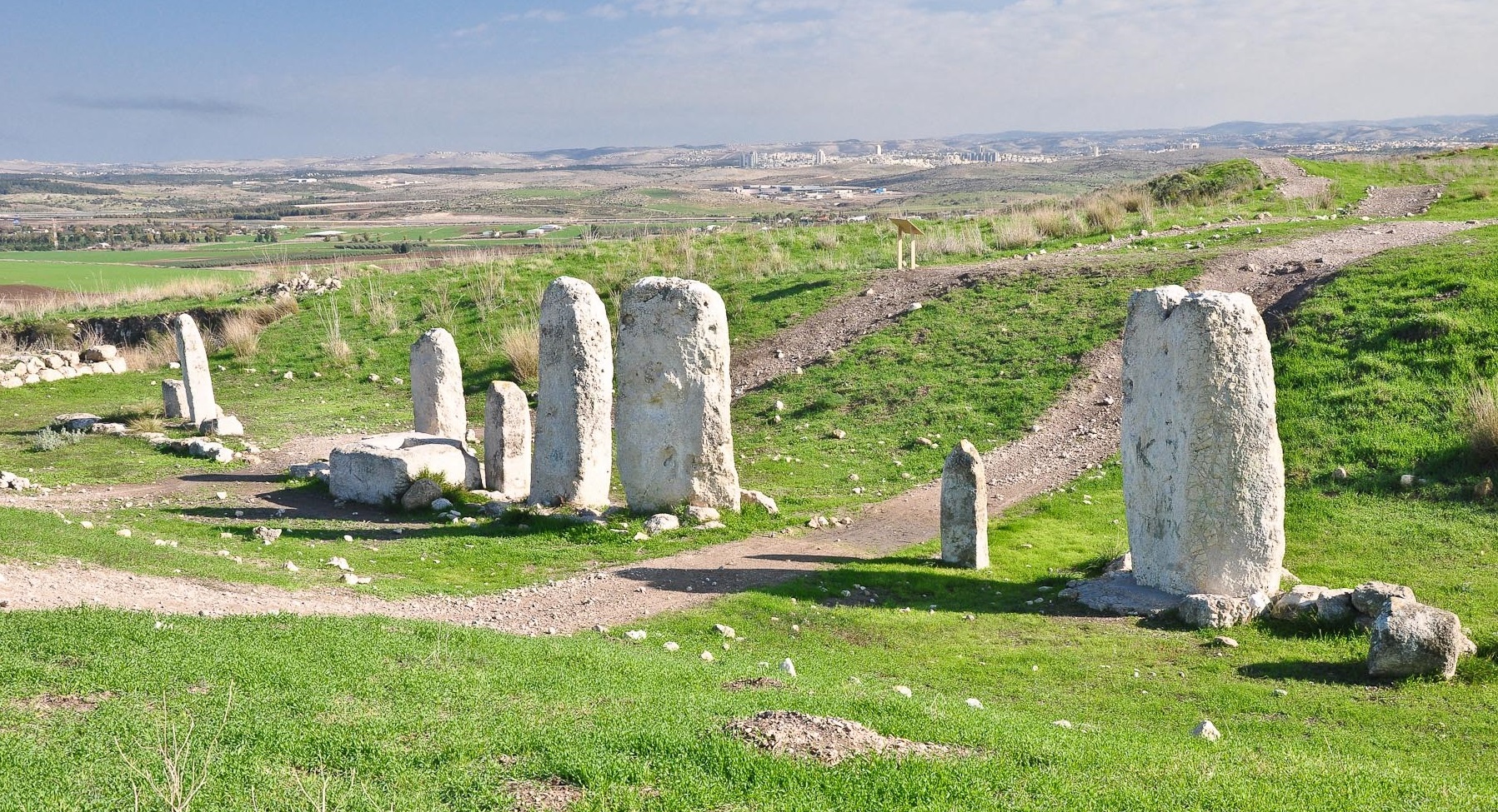 上图：以色列基色（Gezer）出土的主前1800-1550年迦南人的石柱。