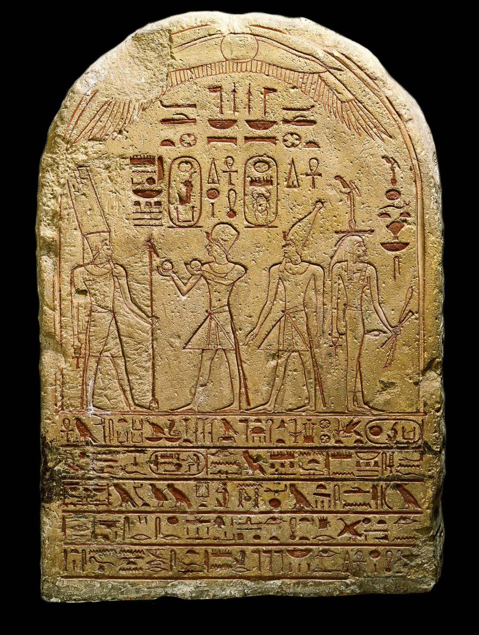 上图：古埃及十八王朝女法老哈特谢普苏特的石版（Stele of Hatshepsut and Thutmose III，主前1473-1458年在位），现存于梵蒂冈博物馆。上面刻着戴着蓝色王冠的哈特谢普苏特正在向太阳神阿蒙-拉献祭，右边是未来的法老图特摩斯三世，戴着上埃及的白色王冠。同一时代的西奈法版，也可以完好地保存到现代。