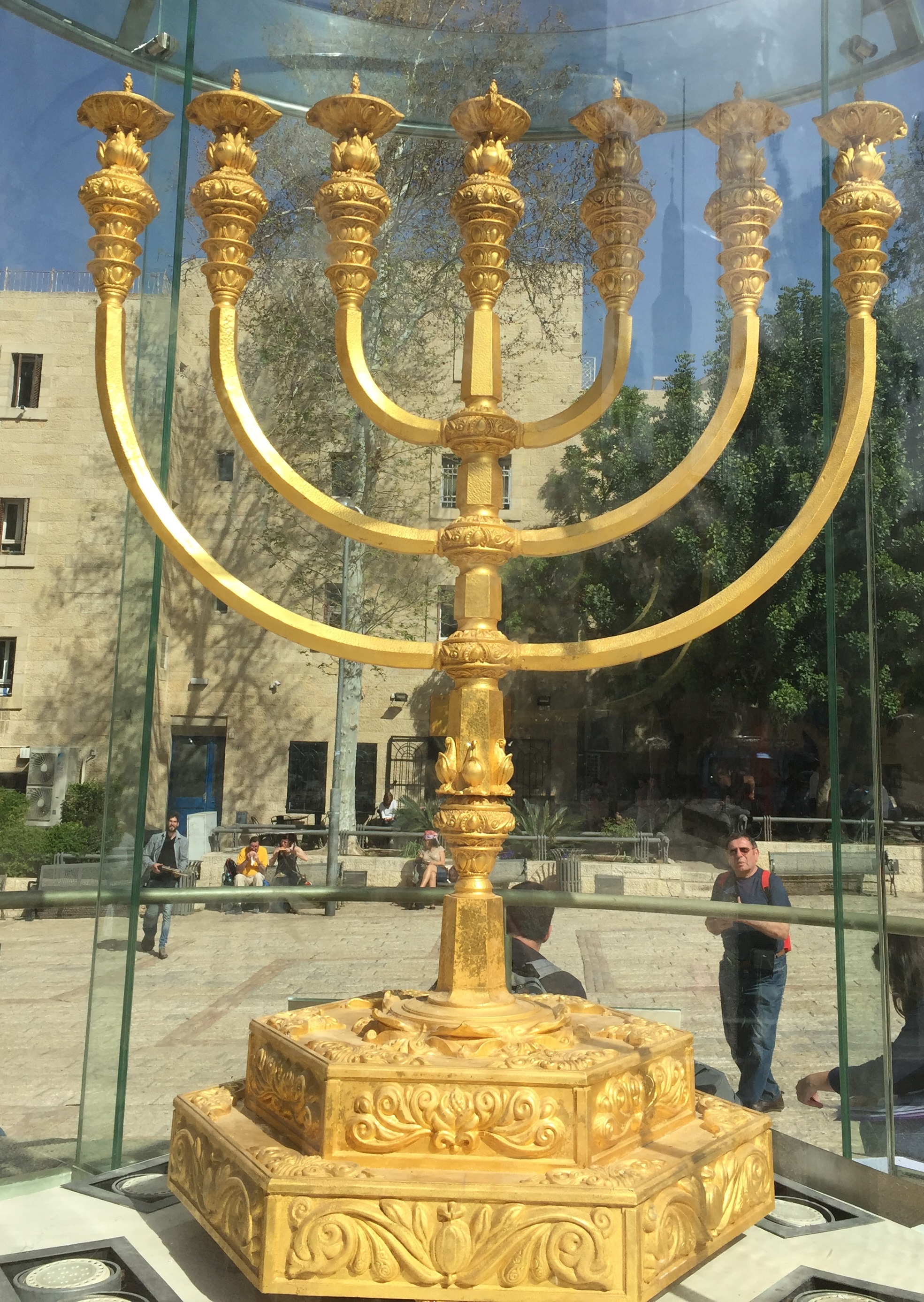 上图：耶路撒冷圣殿研究所（The Temple Institute）所研制出来的金灯台（Menorah），准备放到将来重建的圣殿中。这个金灯台重达500公斤，看上去很气派，比「一他连得」（41.04公斤，出二十五30）重得多，但其实并没有「照着在山上指示你的样式」（出二十五40），完全「用精金做一个灯台」（出二十五31），而是根据犹太拉比的解释，只用了45公斤24K黄金，掺乎了91%其他的金属。这正是今天犹太教的写照：9%根据圣经，91%根据犹太拉比的遗传。