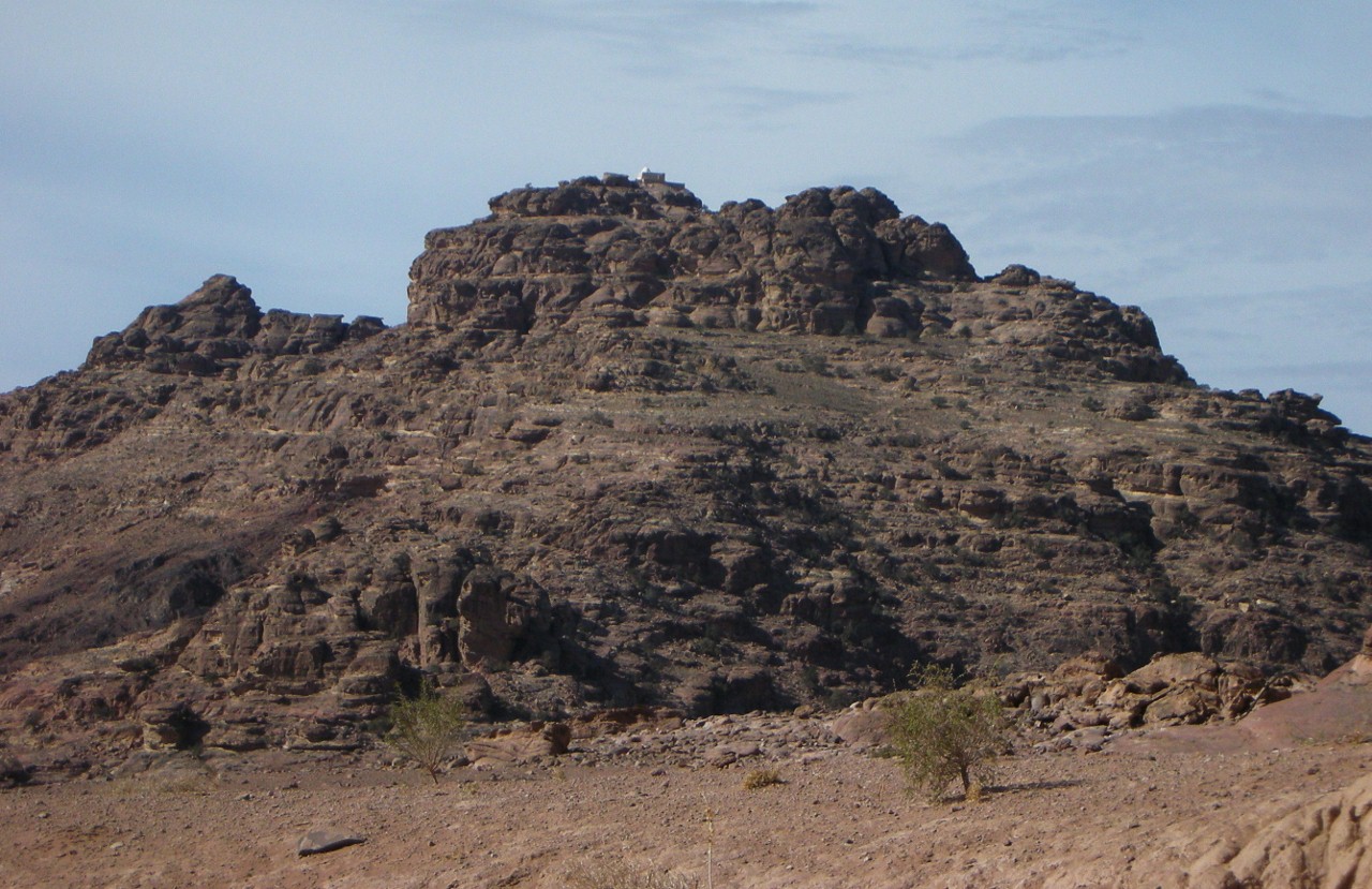 上图：何珥山又叫摩西拉，可能就是现代约旦佩特拉（Petra）附近的Jabal Harun。亚伦在这里去世，山顶的小白点是后人纪念亚伦的亚伦墓。犹太史学家约瑟夫早期教会史学家优西比乌和穆斯林认为这里就是何珥山，但许多犹太人认为亚伦安葬的地方和摩西一样，没有人能知道。