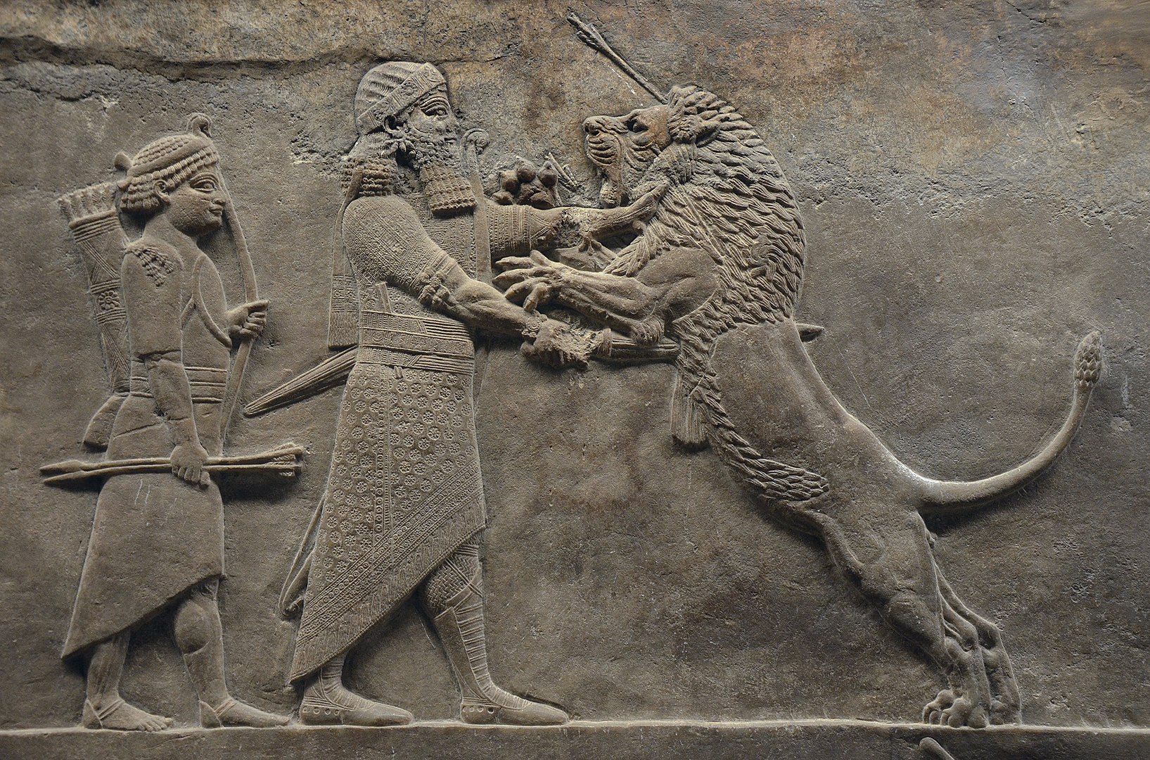 上图：亚述王亚斯那巴（Ashurbanipal，主前669-627年在位）手撕狮子的浮雕，现藏于大英博物馆。